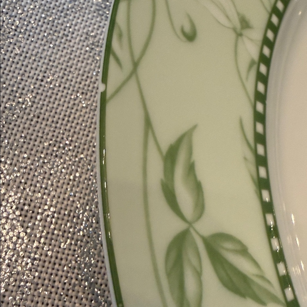 Royal Worcester Green and White Leaf Dinner Plates - Picture 4 of 4